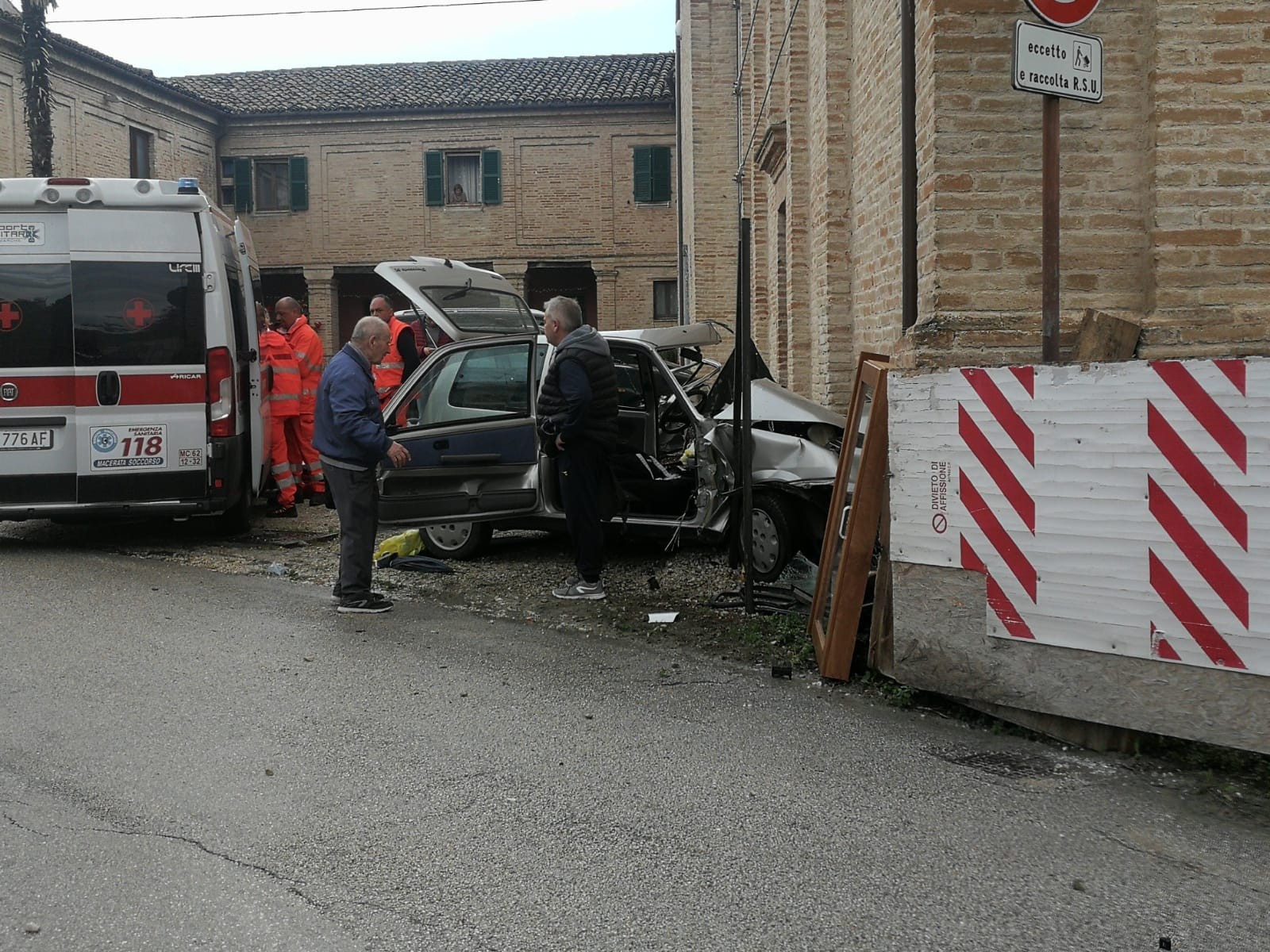 Urbisaglia Donna Accusa Un Malore Alla Guida E Finisce Contro La