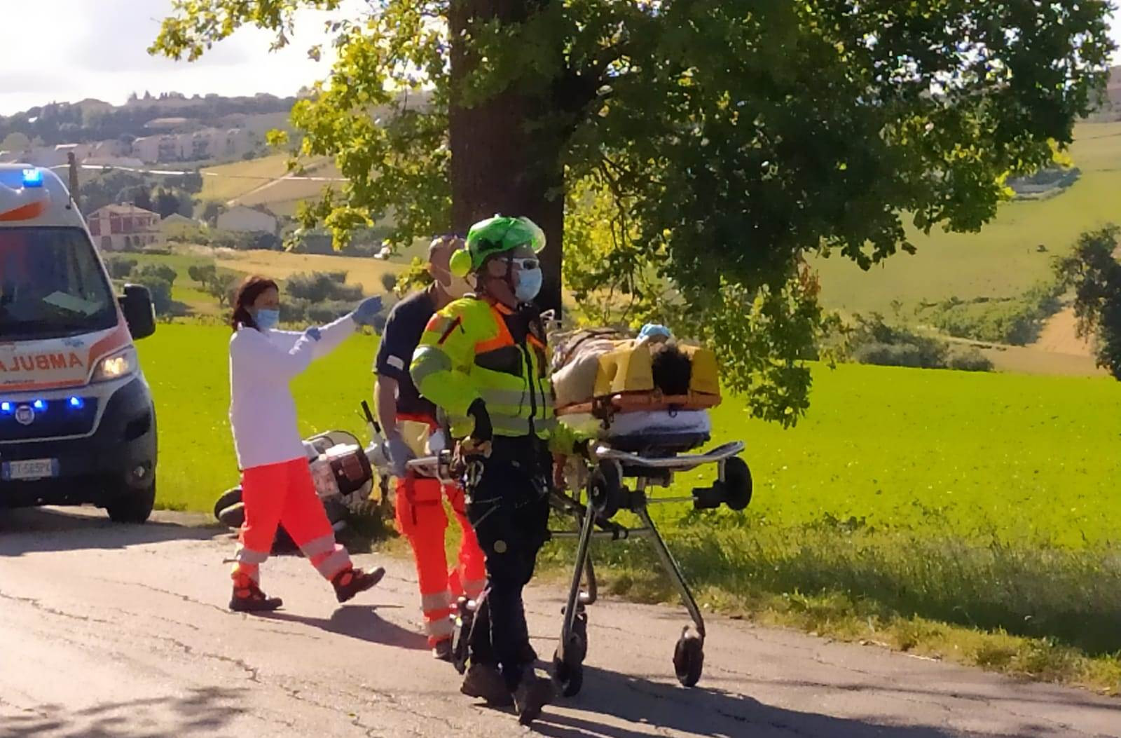 Recanati Perde Il Controllo Della Vespa E Si Schianta Contro Un Albero