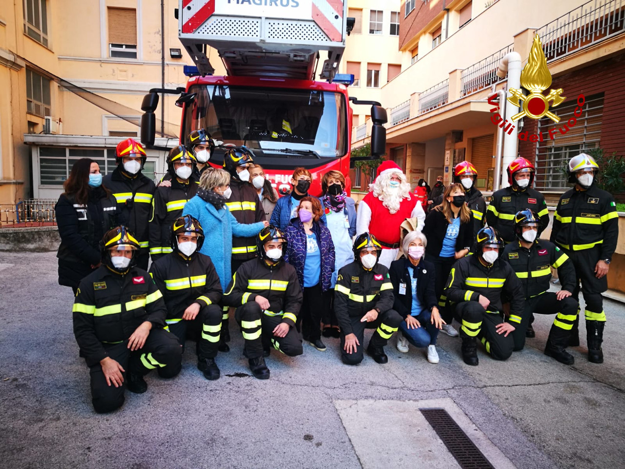 I Vigili Del Fuoco Al Salesi Babbo Natale Sale Sull Autoscala E Bussa