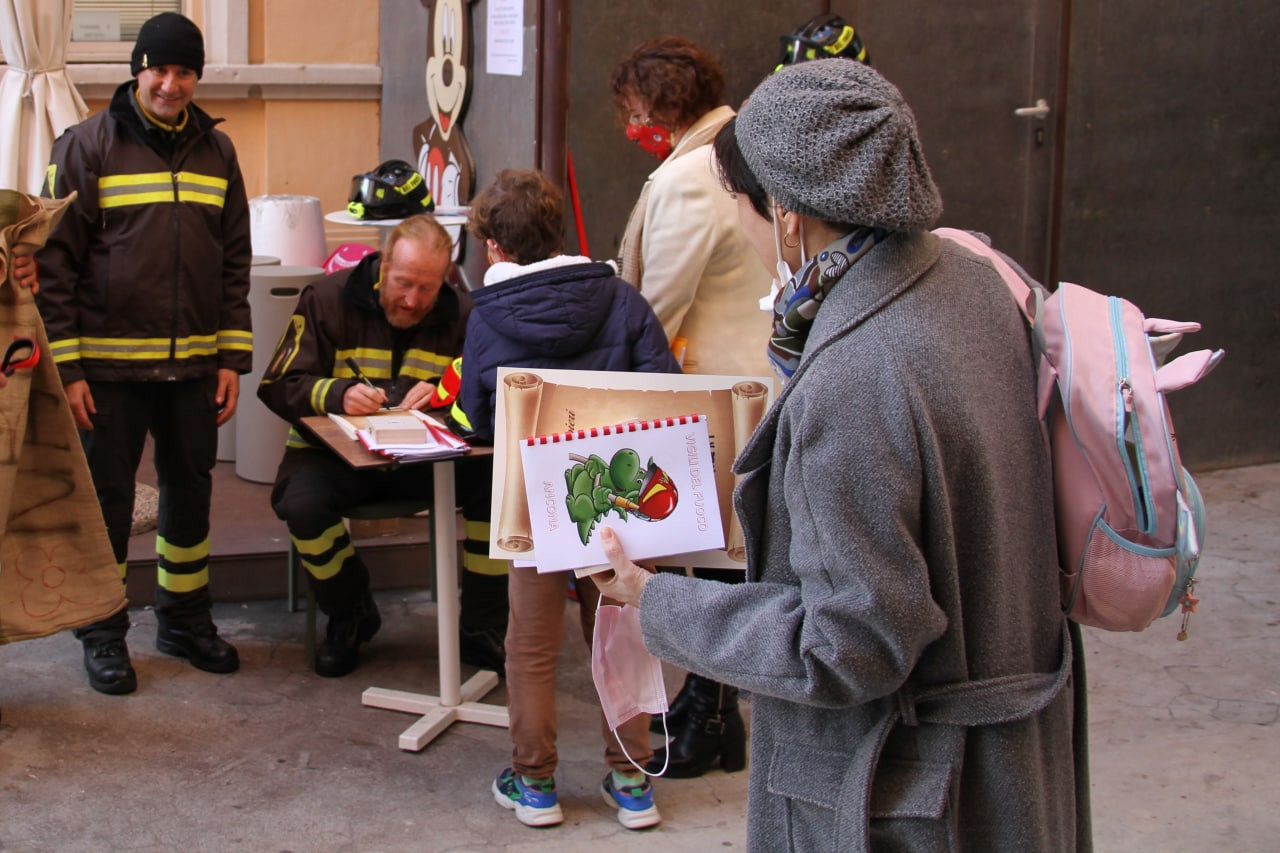 Babbo Natale Sale Sull Autoscala E Bussa Alle Finestre Dei Piccoli