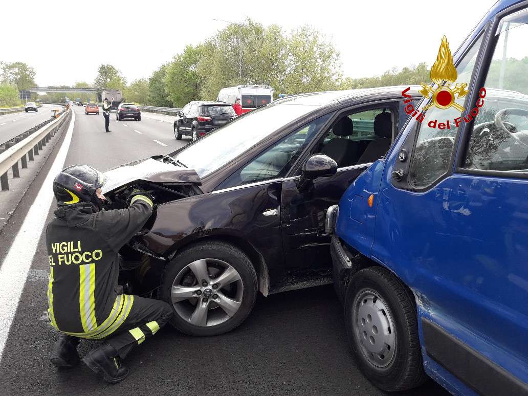 Corridonia Incidente Tra Due Auto Lungo La Ss Un Ferito In