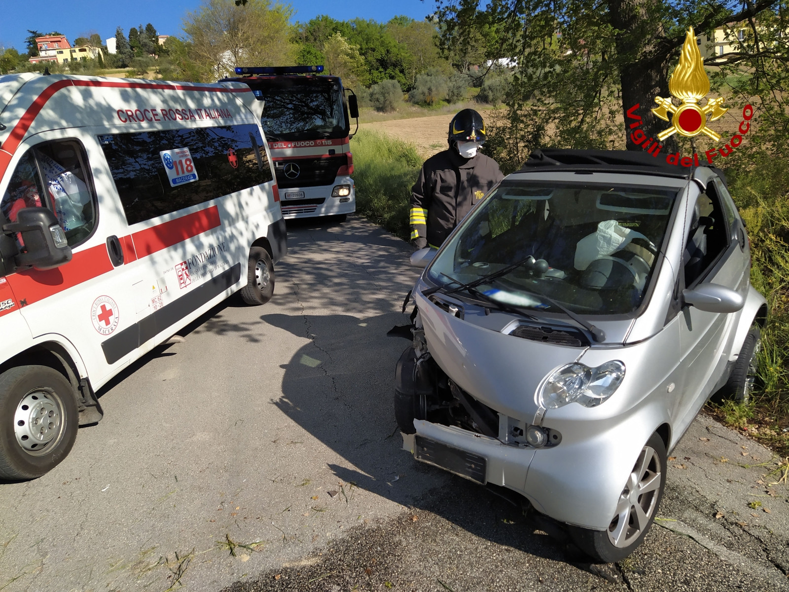 Macerata Perde Il Controllo Dell Auto E Si Schianta Contro Un Albero