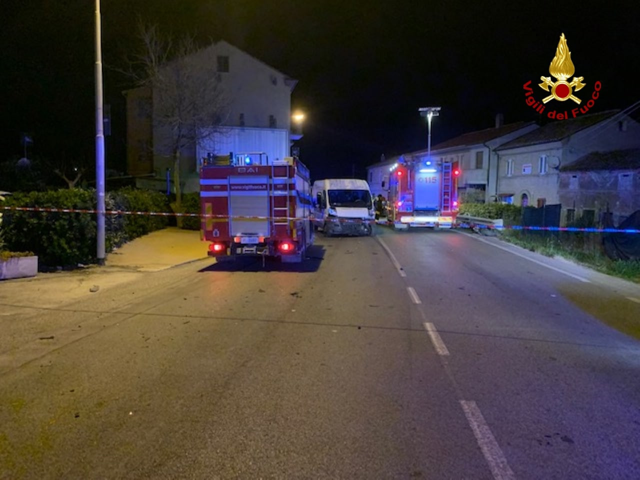 Civitanova Scontro Frontale Tra Furgone E Auto In Piena Notte