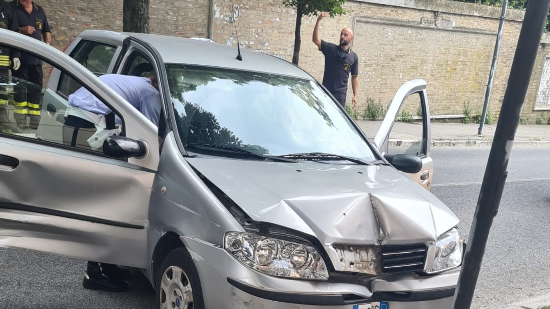 Macerata Auto Contro Un Palo In Viale Indipendenza Donna Enne Al