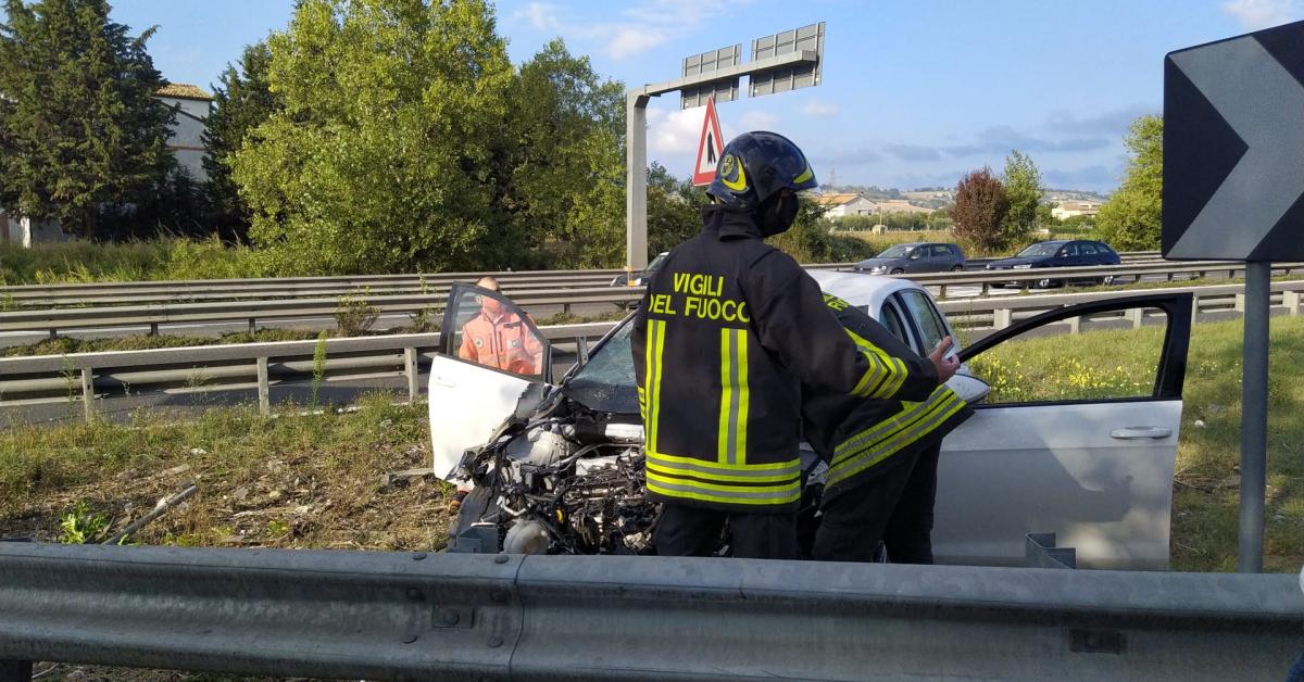 Montecosaro Auto Si Schianta Contro Il Guardrail In Superstrada Un