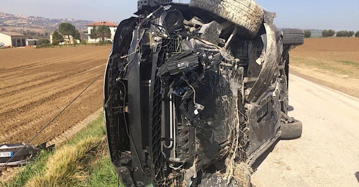 Sbanda E Si Ribalta Con L Auto Illeso Il Conducente Di Una Citroen