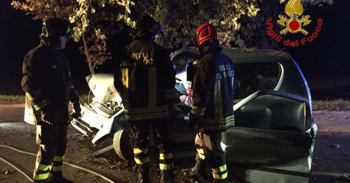 Montecassiano Urta Un Albero Con Lauto Incidente Nella Notte