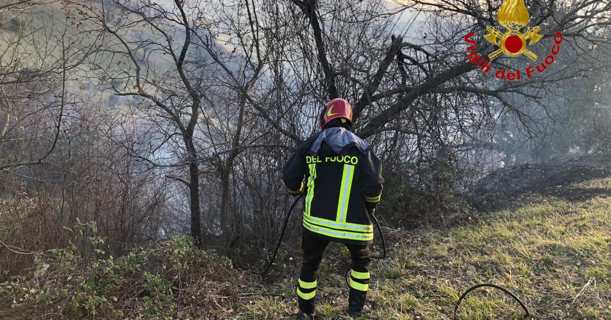 Incendi Di Sterpaglie Lungo La Strada Regina E A Mogliano Vigili Del