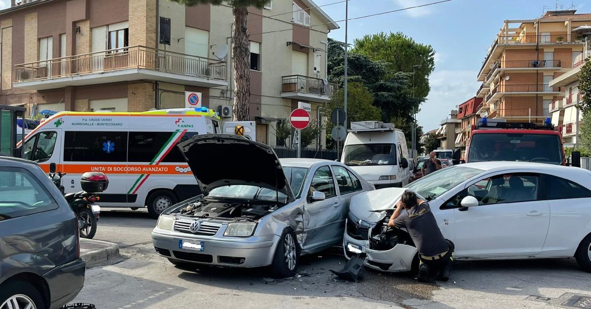 Civitanova Schianto Fra Due Auto All Incrocio Tre I Feriti Sul Posto