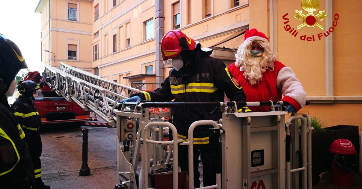 I Vigili Del Fuoco Al Salesi Babbo Natale Sale Sull Autoscala E Bussa