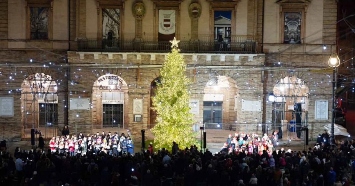 La Grotta Del Grinch E Il Coro Delle Scuole Si Accende Il Natale A