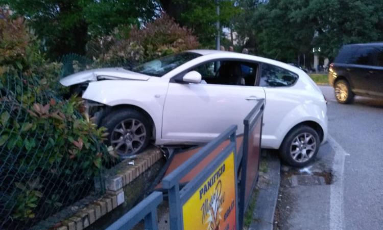 Collevario Finisce Fuori Strada Con La Sua Alfa Romeo Mito Foto