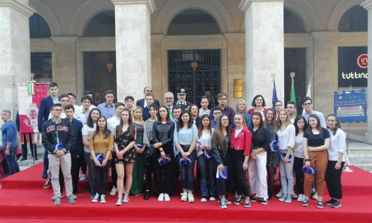 Macerata Festa Della Repubblica La Costituzione In Dono Ai Neo