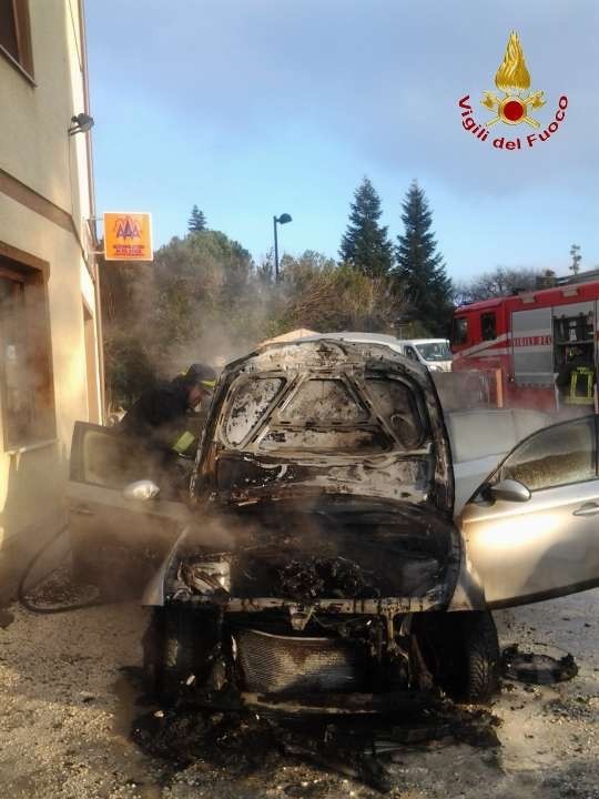 Passo Di Treia Auto In Sosta Distrutta Da Un Incendio Picchio News