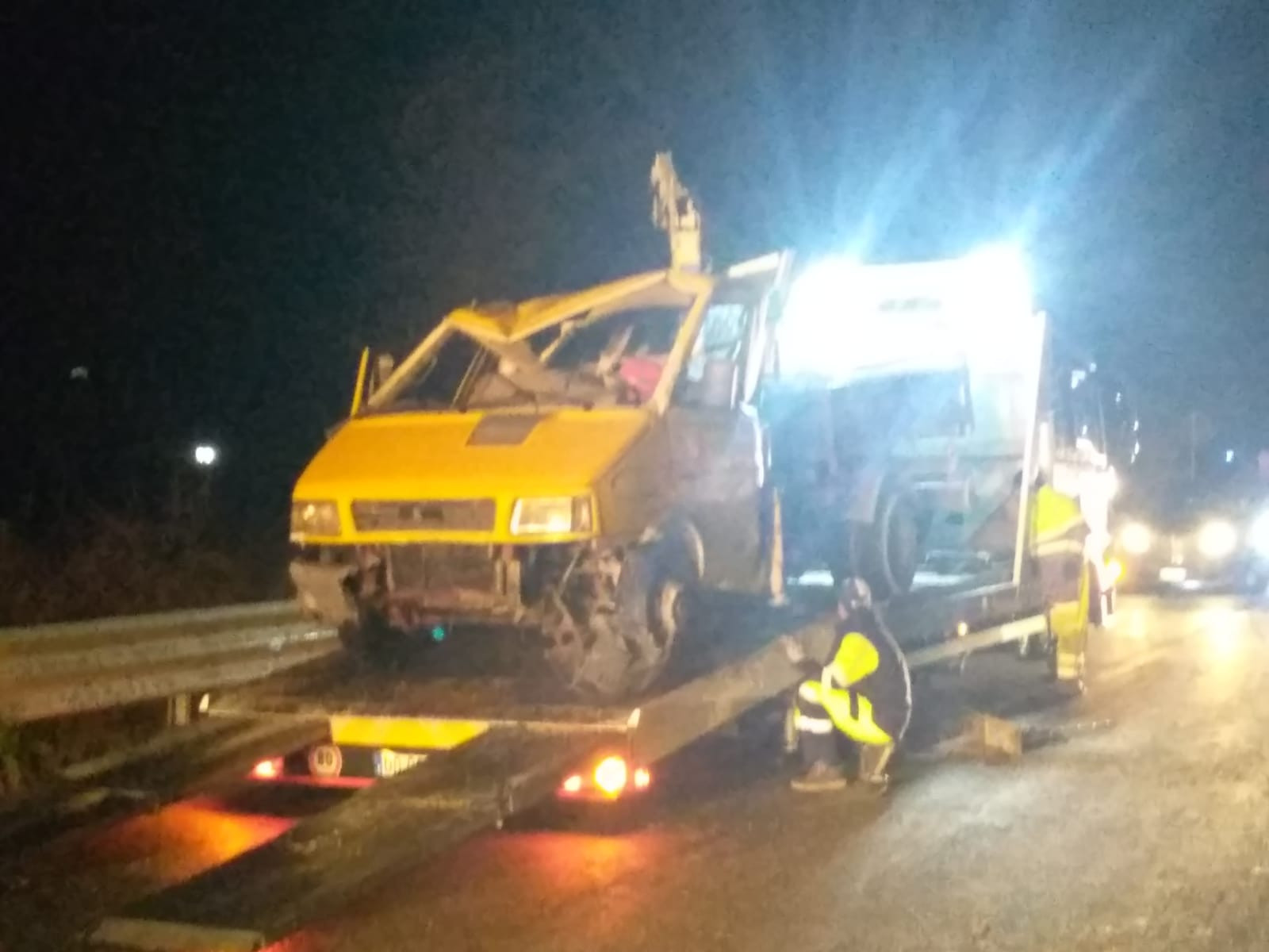 Incidente In Superstrada: Furgone Si Ribalta In Mezzo Alla Carreggiata ...