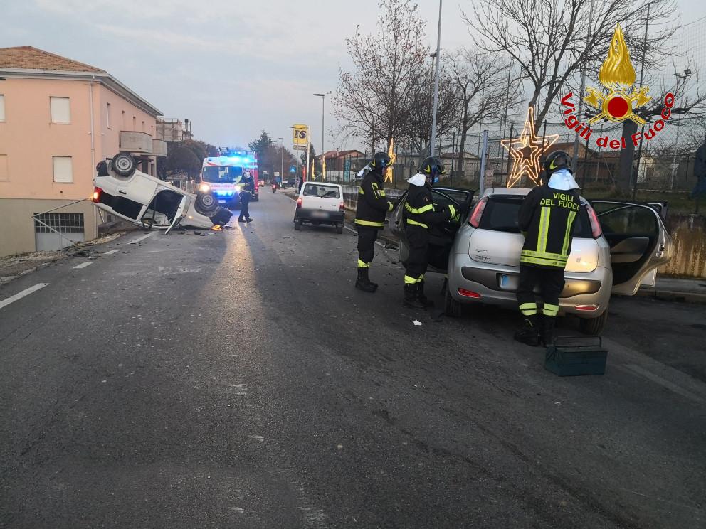 Recanati - Scontro Tra Due Auto All'incrocio, Una Si Ribalta: 2 Feriti ...