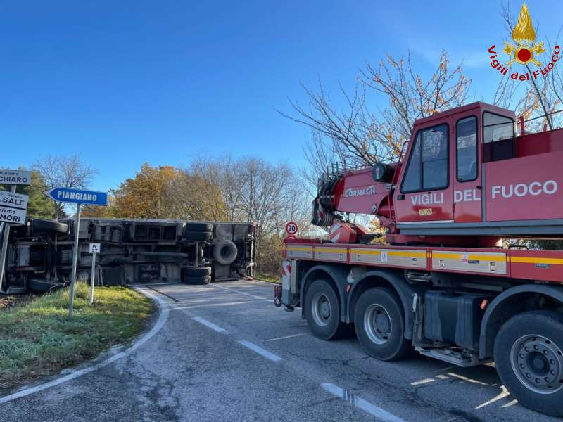 Treia Camion Si Ribalta Lungo La Provinciale Strada Chiusa Picchio