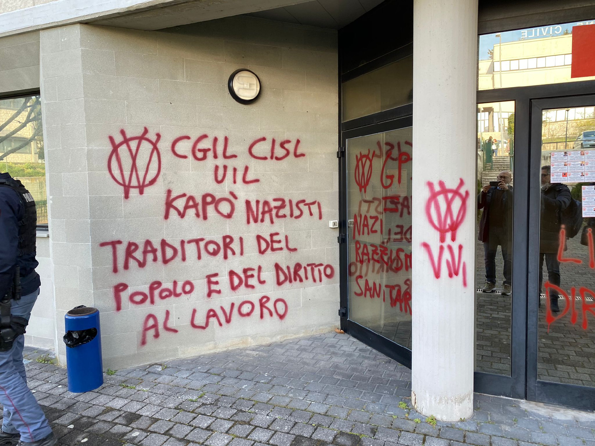 Attacco vandalico contro la Cgil, imbrattata con scritte no vax la sede  regionale: Inaccettabile - Picchio News - Il giornale tra la gente per la  gente
