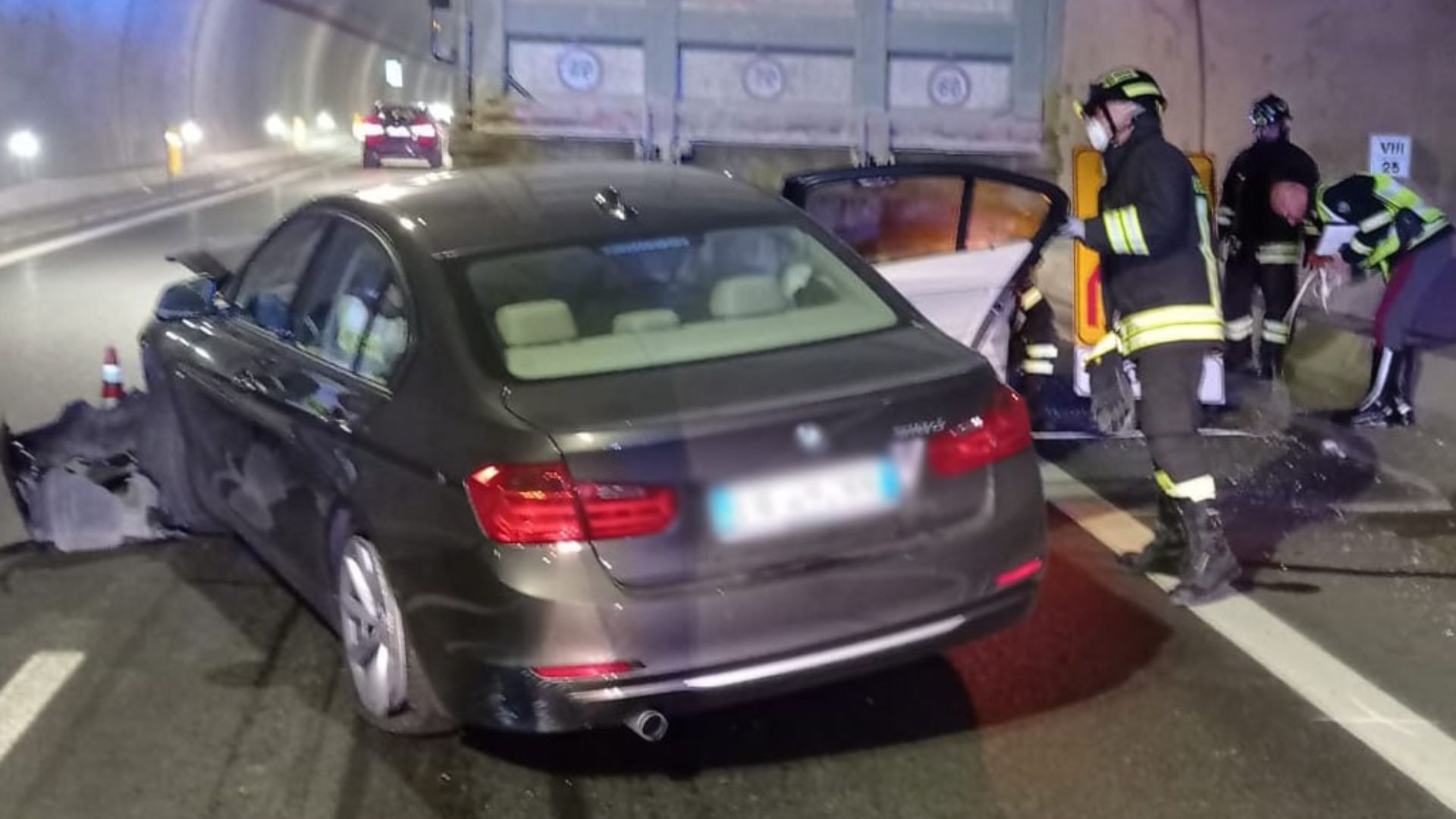 Scontro tra auto e camion in galleria: un uomo finisce in ospedale ...