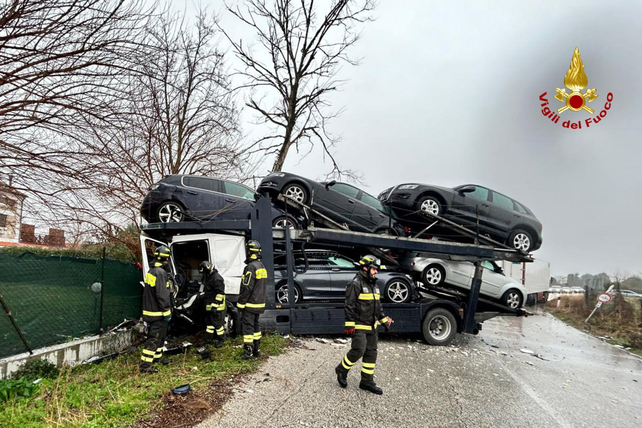 Chiaravalle Scontro Tra Tir E Bisarca Un Uomo Estratto Dalla Lamiere Dai Vigili Del Fuoco E