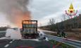 Autocarro carico di carta in fiamme sull’A14, traffico rallentato