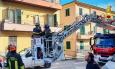 Recanati, minaccia di gettarsi dal tetto di una palazzina: uomo salvato dai Vigili del Fuoco