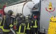 Incidente in A14, furgone contro autocisterna: conducente estratto dai Vigili del fuoco
