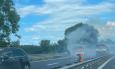 Corridonia, sterpaglie a fuoco lungo la superstrada: coltre di fumo sulla carreggiata