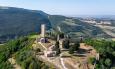 Paesaggi mozzafiato e architettura medievale: il castello di Pitino apre le porte alle visite in notturna