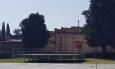 Urbisaglia, palco accanto al cimitero: scoppia la polemica. Gli organizzatori: "Scelta obbligata per la sicurezza"