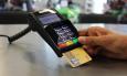 Pensionata dimentica la carta di credito in negozio: 25enne la trova e la usa per un acquisto