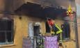 Scoppia incendio in un appartamento, evacuata una persona: morto un cane