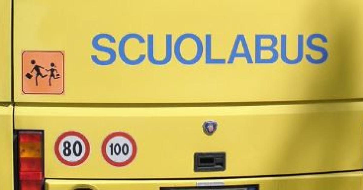 Porto Recanati, Auto Contro Scuolabus: Paura Per I Sei Bambini A Bordo ...