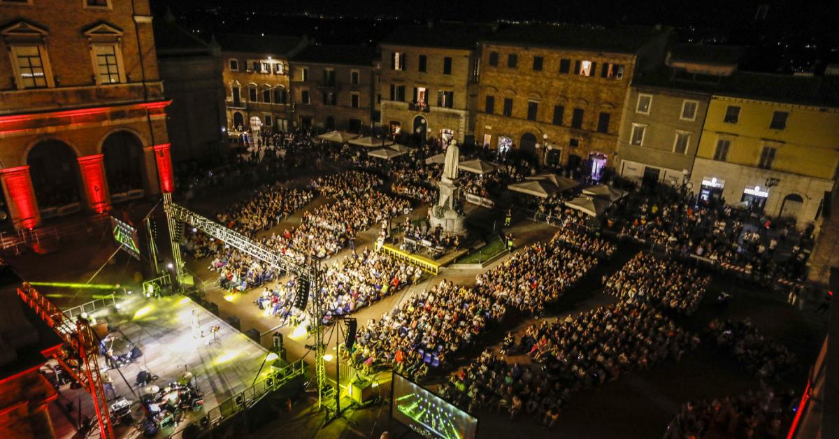 Recanati, termina "Lunaria" Irene Grandi riempie la piazza con il suo