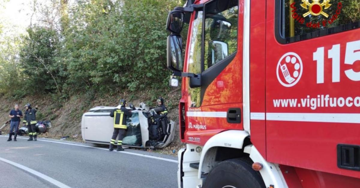 Violento scontro tra auto e moto: tre feriti. Un giovane trasferito a ...