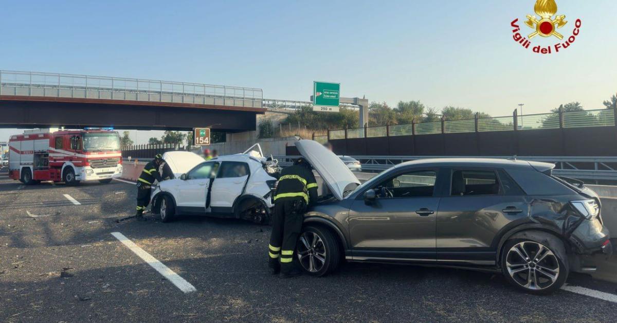 Tremendo incidente in A14, auto contro camion: un morto e due feriti ...