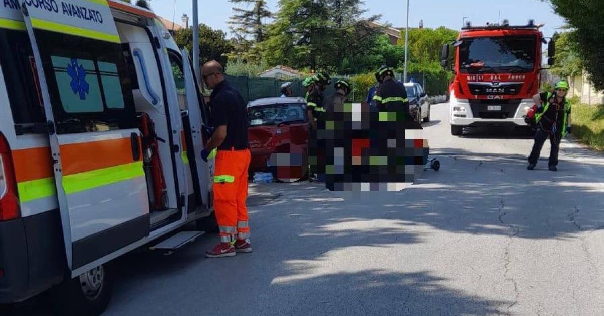 Sbanda Con L'auto E Finisce Contro Il Cancello Di Una Casa: Donna ...