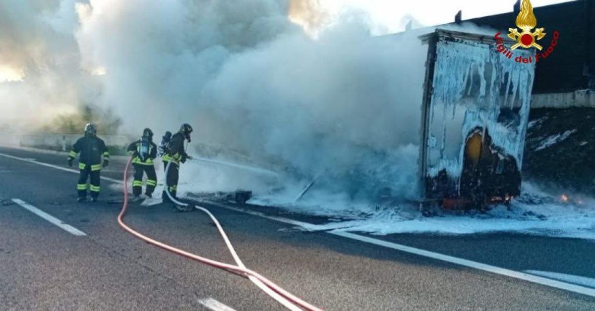 Camion in fiamme sull'A14: viabilità in tilt - Picchio News - Il ...