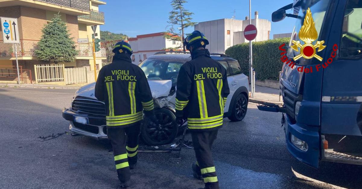 Ancona Scontro Frontale All Incrocio Tra Un Auto E Un Furgone Tre Feriti In Ospedale Tra Cui