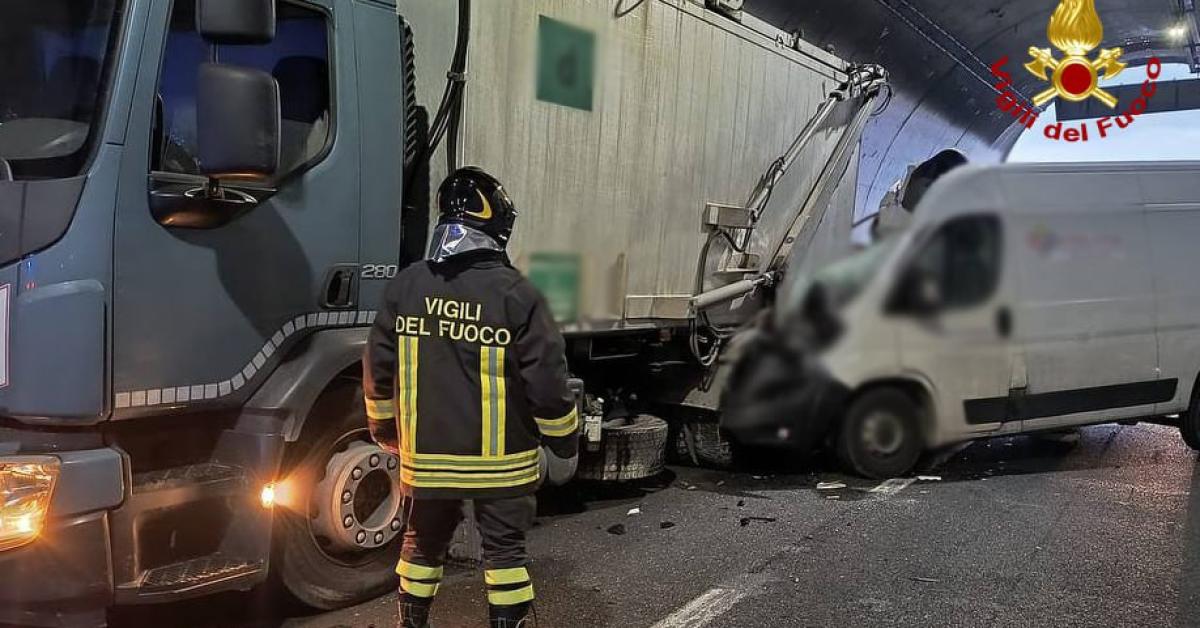 Grottammare, tamponamento tra furgone e camion in A14: il traffico va ...