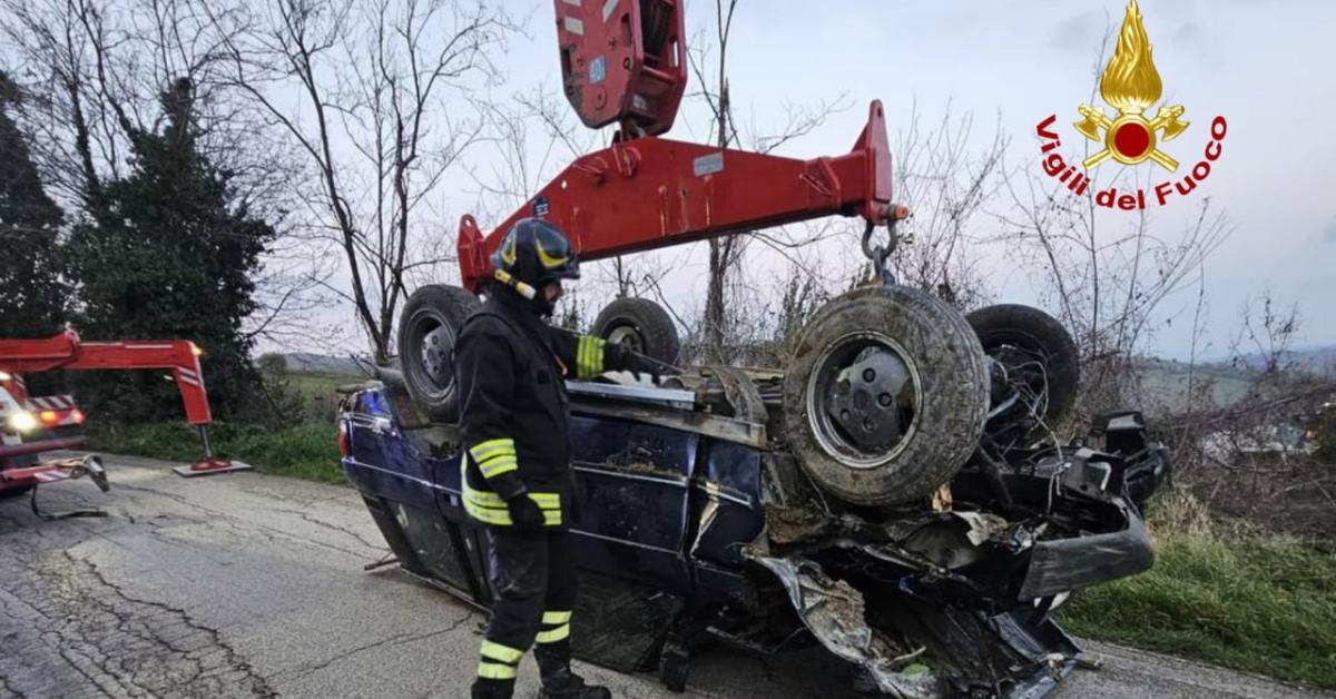 Rotella - Esce di strada con l'auto e vola in una scarpata per 15 metri ...