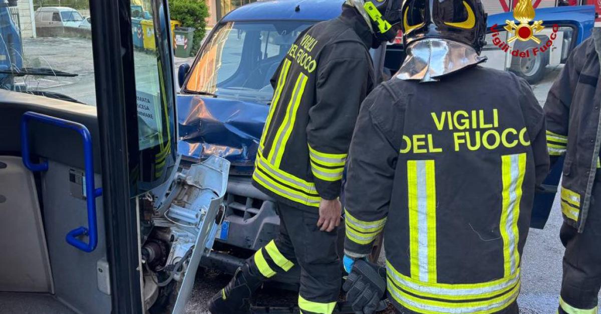 Scontro frontale tra un'auto e un bus con 60 passeggeri: feriti anche ...