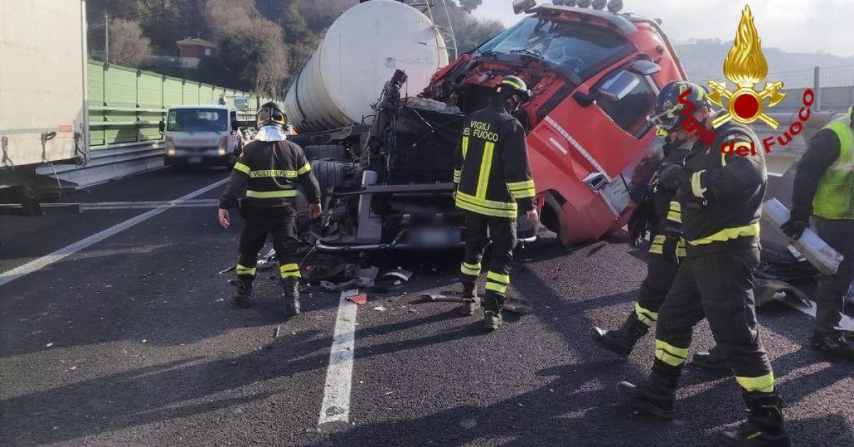 Incidente tra due mezzi pesanti in A14: scontro all'uscita della ...