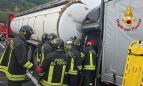 Incidente in A14, furgone contro autocisterna: conducente estratto dai Vigili del fuoco