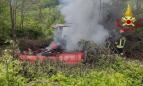 Tolentino, trattore finisce nella scarpata e prende fuoco: 66enne in ospedale