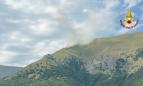 Vasto incendio boschivo a Bolognola: in azione Vigili del Fuoco, elicottero e Canadair