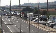Incidente sulla A14 a Civitanova: camion sfonda lo spartitraffico e invade la carreggiata