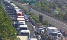 Incidente all'alba in A14, auto contro la parete di una galleria: a bordo anche due bambini