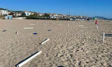 Potenza Picena, atti vandalici sulla spiaggia libera. Il Comune: "Pronti alla denuncia"