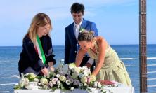 Matrimonio in spiaggia per Lisa e Federico: gli auguri da Caldarola